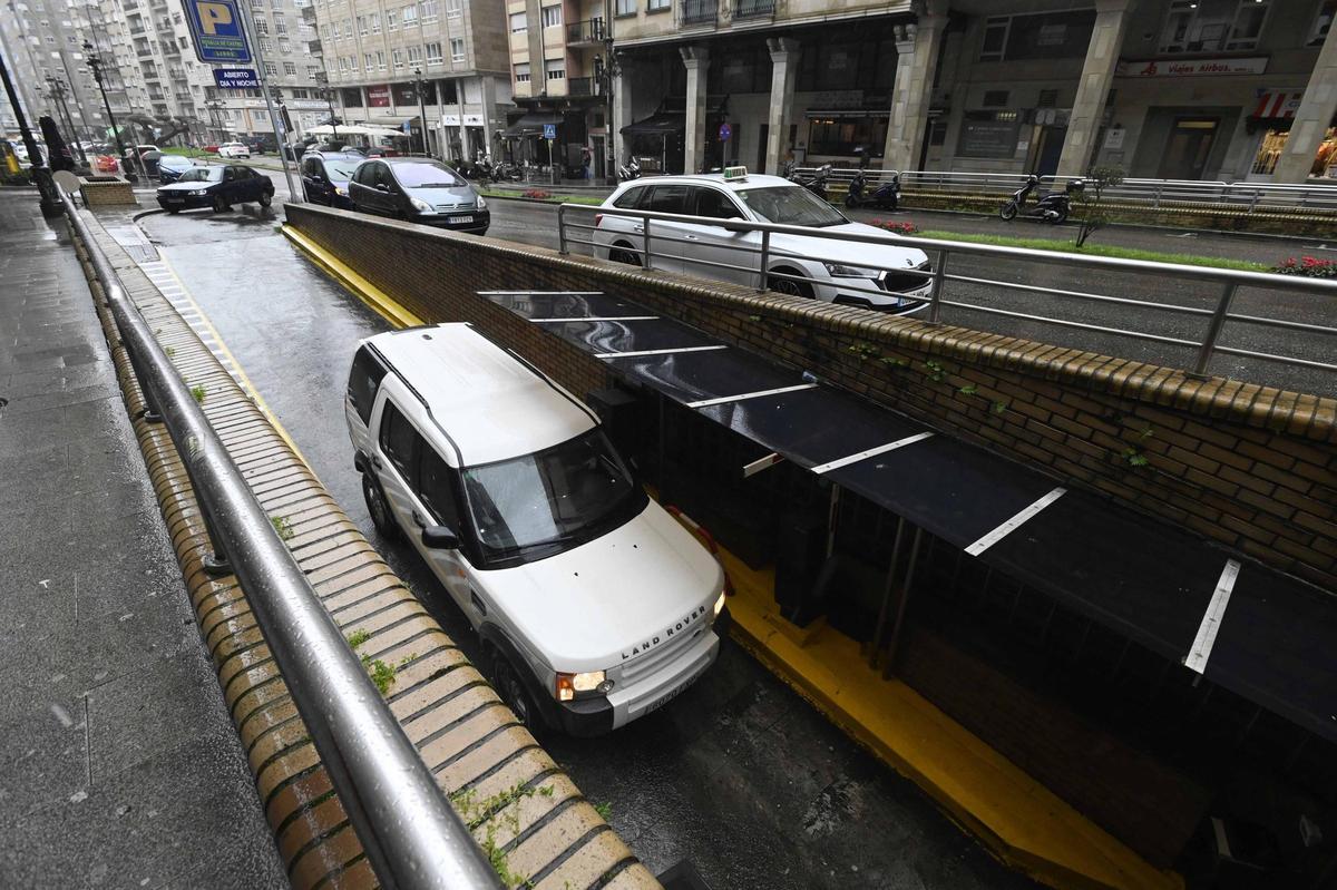 Uno de los accesos al parking de Rosalía de Castro, donde ocurrieron los hechos.