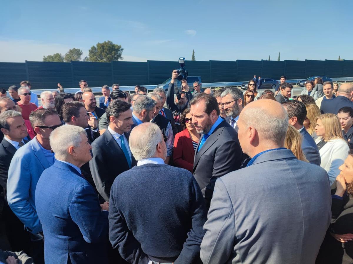 El ministro Óscar Puente habla unos momentos con el presidente y el secretario general de Froet, Pedro Díaz y Manuel Pérezcarro, este lunes en Murcia.