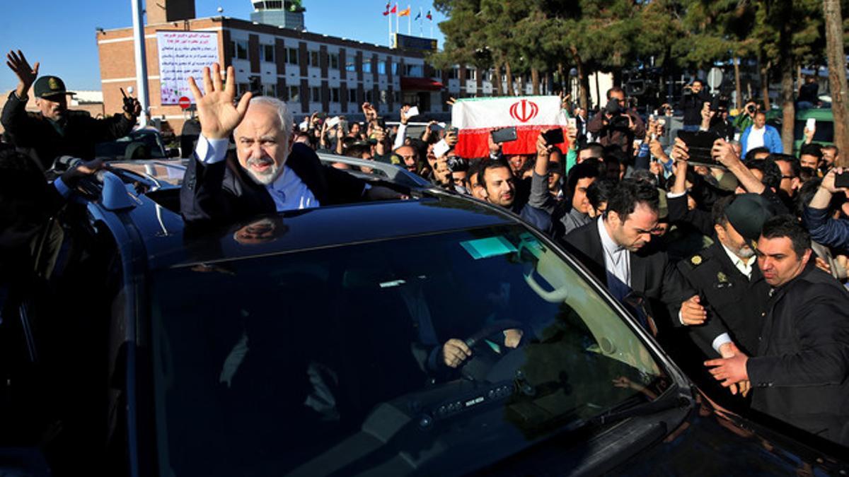 El ministro de Esteriores de Irán, Mohammad Javad Zarif, recibido en Teherán por una multitud de ciudadanos que festejaban el acuerdo de Lausana