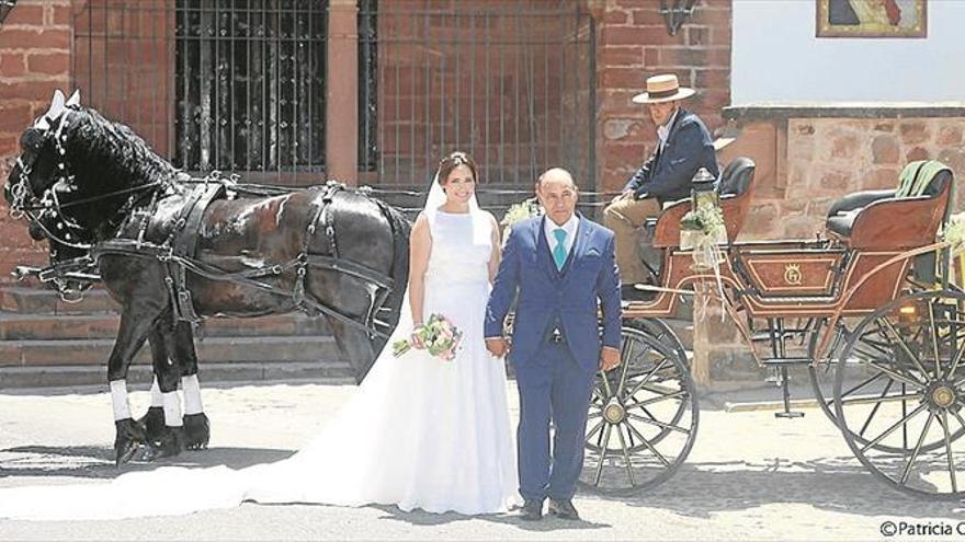 La boda de gema león y manuel reyes en el ayuntamiento de montoro