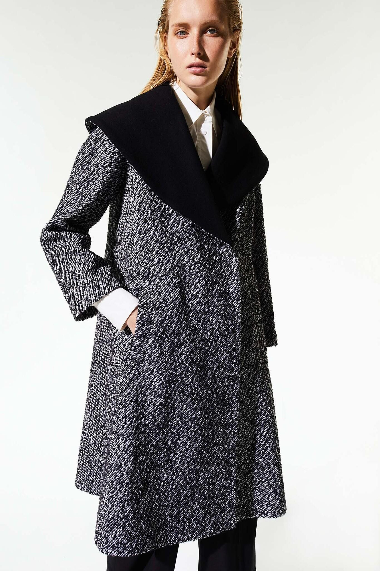Abrigo tipo capa oversize. Rebajado de 89,99 euros a 71,95 euros.