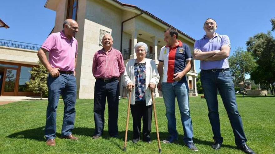 Tilve, Enrique Lores (hijo de Rosa Escudero), la galardonada, Ruibal y Domínguez, ayer.