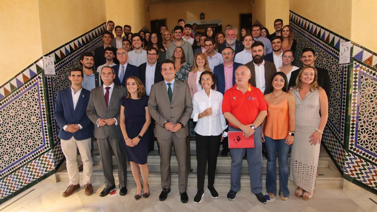 Foto de familia de los participantes en el foto, con Rosa Aguilar y José María Bellido en el centro.