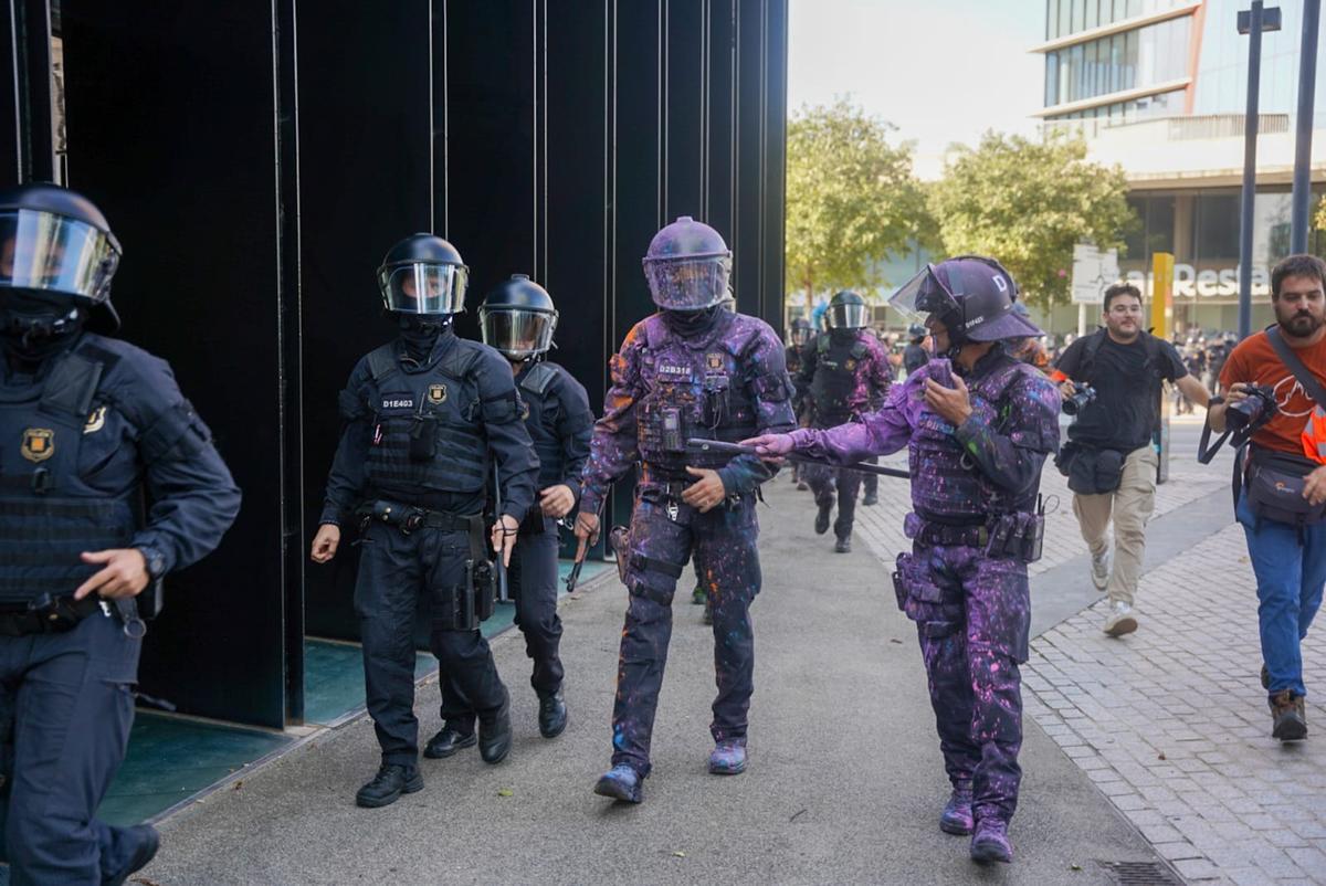 La feria inmobiliaria The District de Barcelona abre entre protestas de activistas