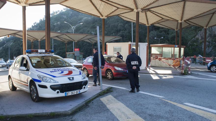 La Policia de Fronteres francesa, fent controls al Pertús, ahir · Josep Ribas Falguers