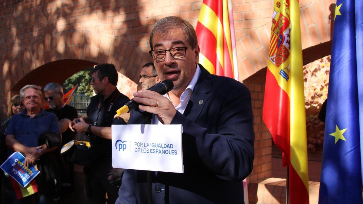 El president del PP a Girona, Jaume Veray, durant la seva intervenció a la concentració a Girona contra l'amnistia