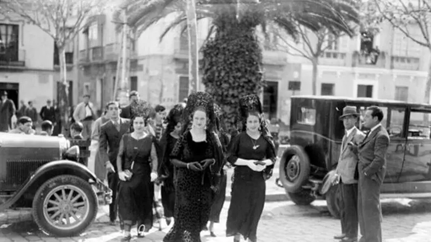 La mantilla en Semana Santa a través de los maestros de la historia del fotoperiodismo de Sevilla