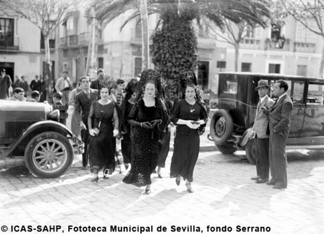 FOTOGALERÍA |  La mantilla en Semana Santa de Sevilla, desde el objetivo de los grandes fotógrafos