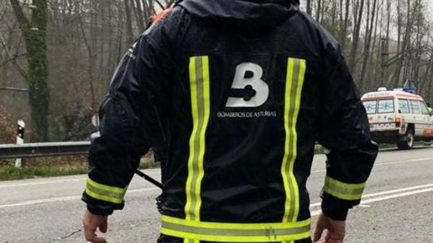 Sofocado en Porrúa (Llanes) un incendio que ha calcinado el salón de una vivienda