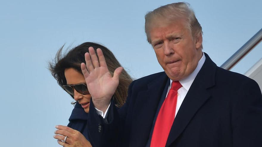 Donald Trump y Melania Trump descienden del Air Force One.