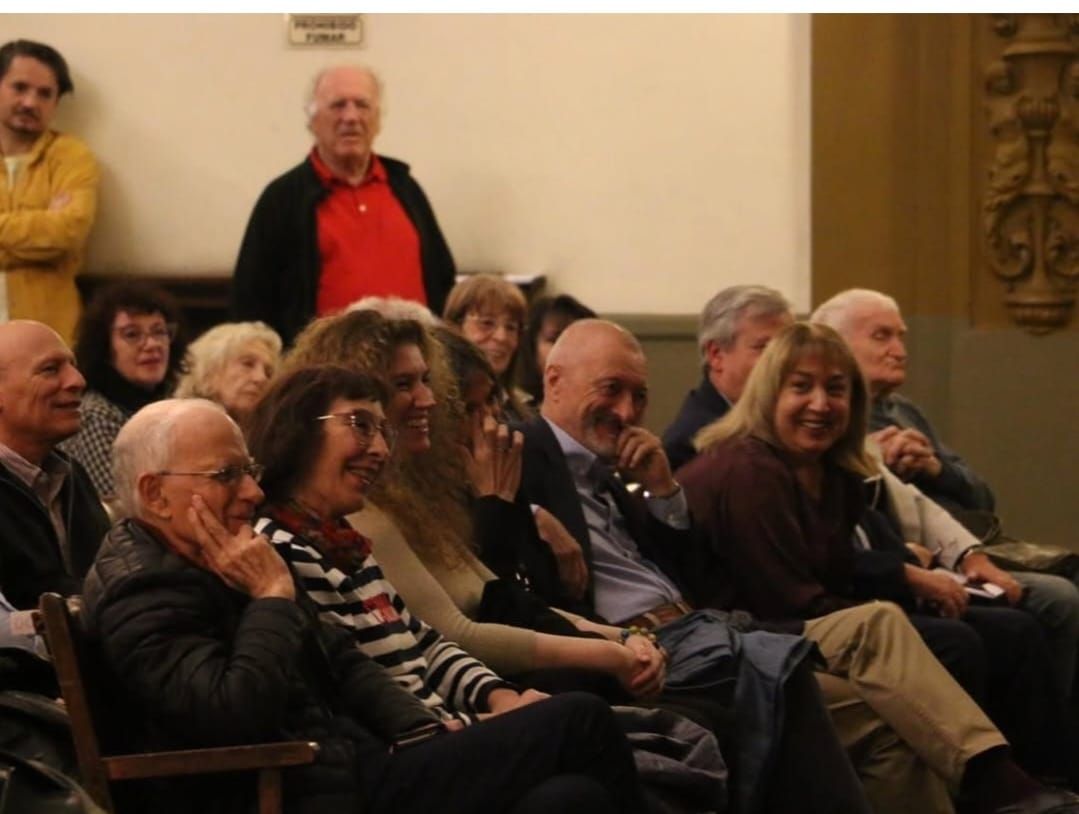 La noche triunfal en Buenos Aires del escritor astur-argentino del momento: hasta Pérez Reverte acudió a aplaudirle