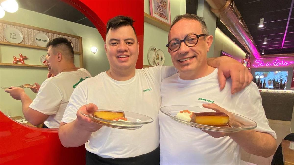 Josep Maria Ferraz (derecha), alias Pepi, y el chef ejecutivo del grupo gastronómico Amiks, Maikol Andrés Román Aguilera, con un tocinillo de cielo en el restaurante Casa Pepi.