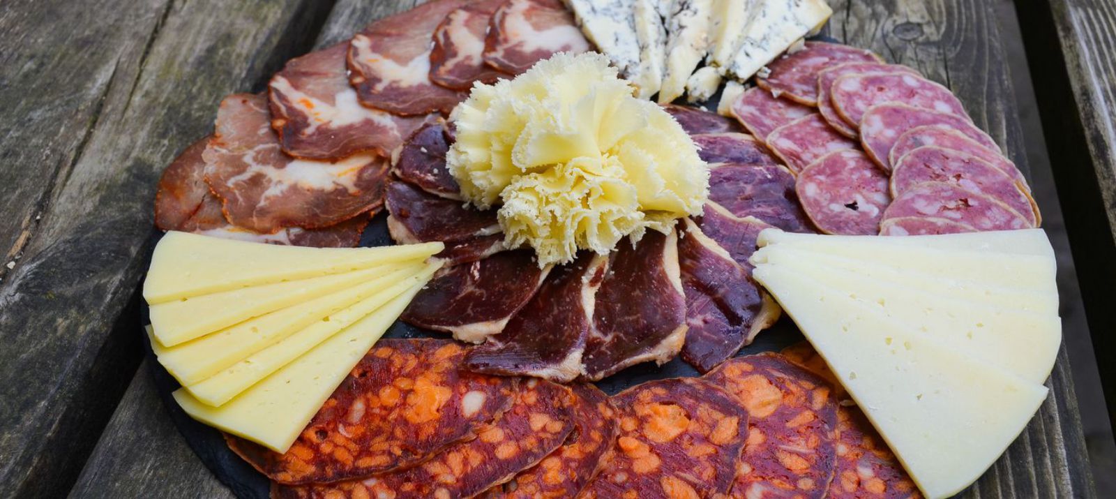 Tabla de embutidos con queso. | Ana Paz Paredes