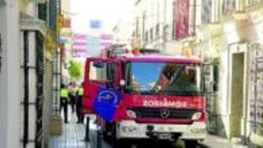 Los bomberos intervienen en la calle El Pilar