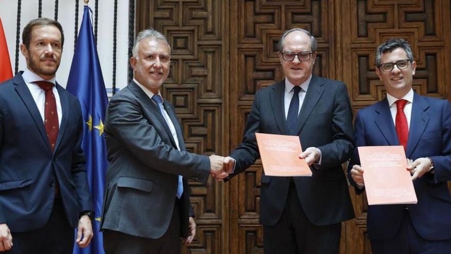 Ángel Gabilondo (2d.), durante su visita a La Palma el pasado octubre. | | E.D.