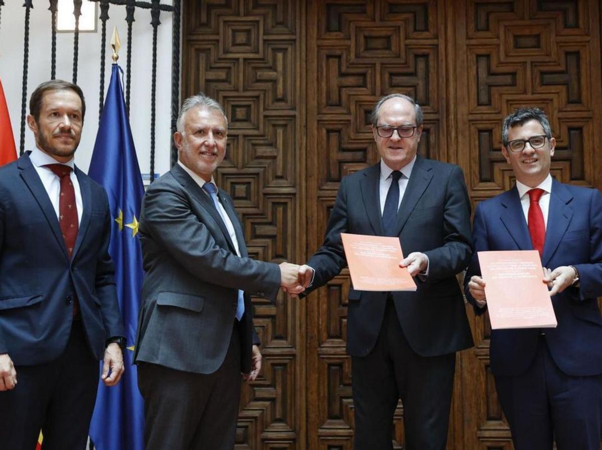 Ángel Gabilondo (2d.), durante su visita a La Palma el pasado octubre. | | E.D.