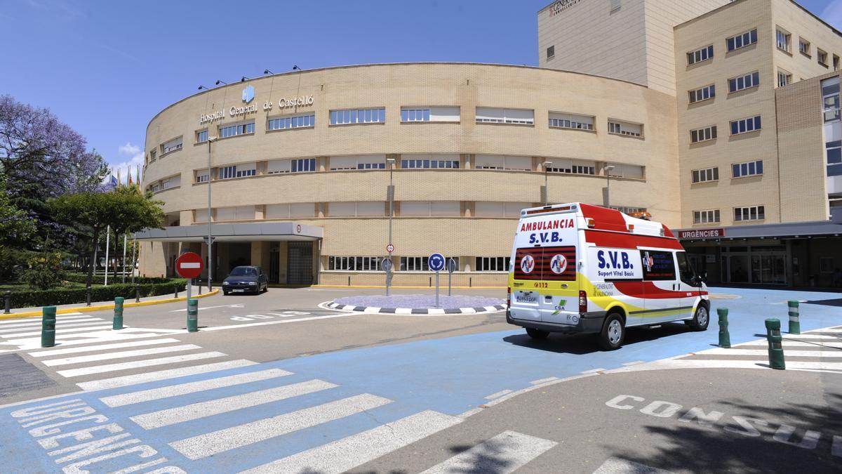 Una ambulancia a las puertas del Hospital General de Castellón