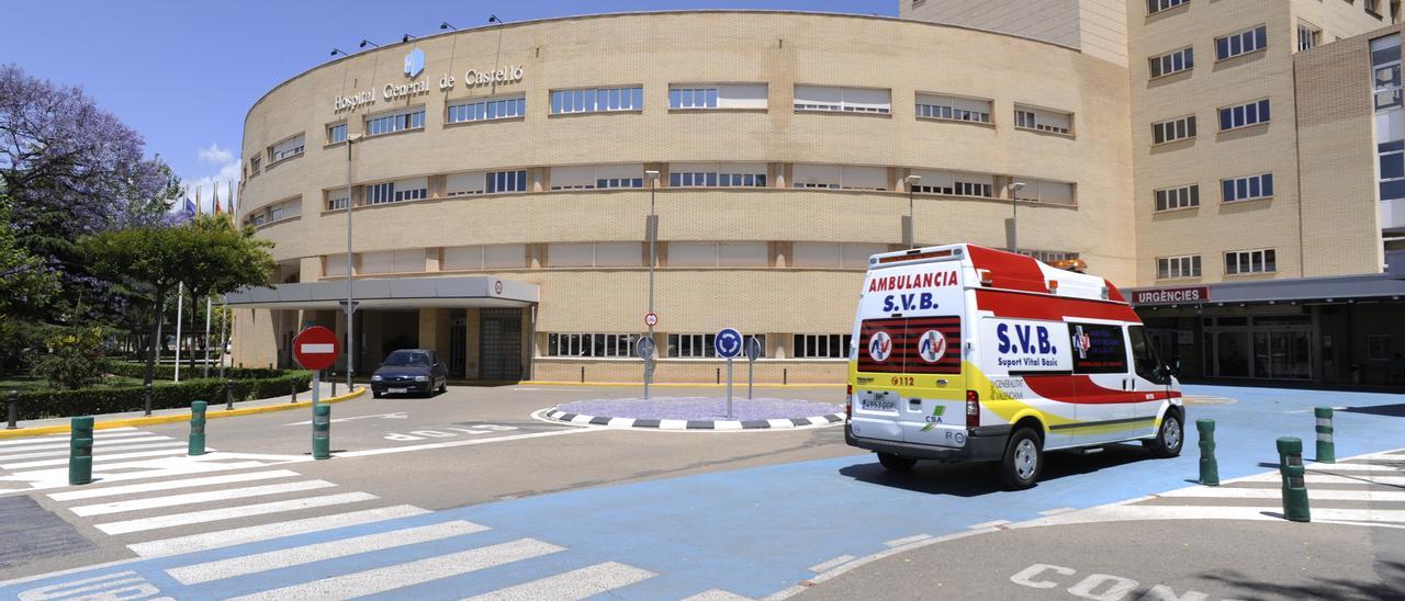 Una ambulancia a las puertas del Hospital General de Castelló.