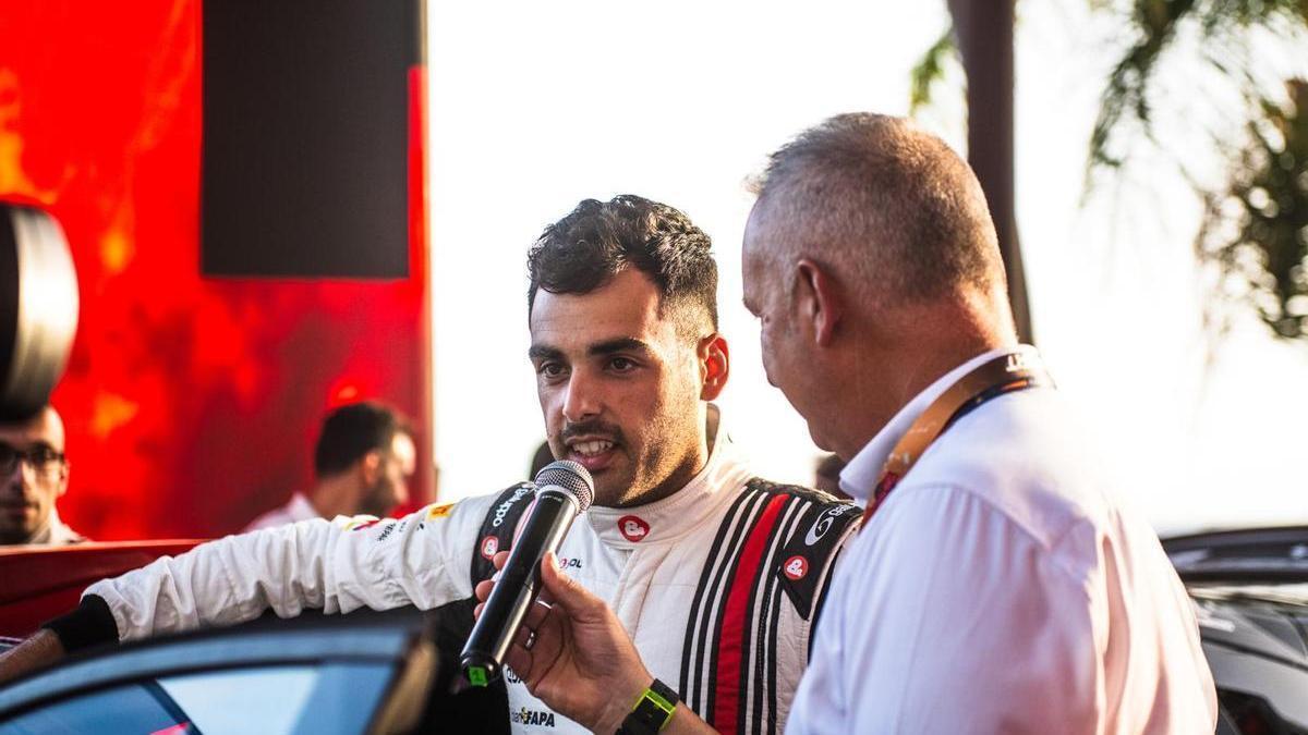 Diego Ruiloba, entrevistado antes de iniciar el primer tramo del Rally Isla de los Volcanes.