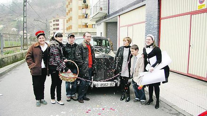 Ana Madali Rivera y su familia, antes de subirse al Rolls Royce, en Blimea, para iniciar las compras.
