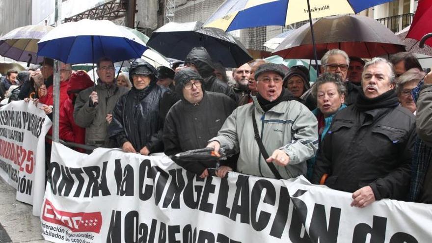 Concentración de pensionistas frente al Ministerio de Hacienda.