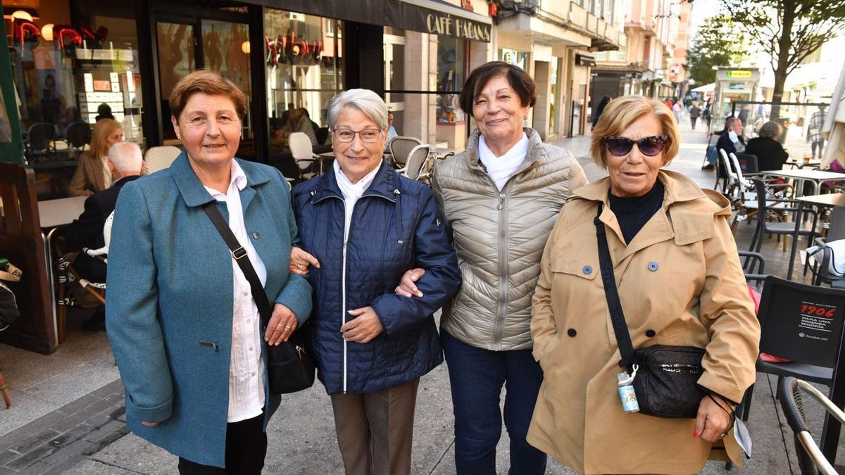 Elena Seijas, Francisca Vázquez, Flora López y Carmen Gómez, vecinas del Agra do Orzán.  | // VÍCTOR ECHAVE