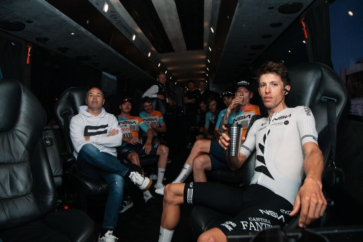 Iniesta, con los corredores del NSN, en el interior del bus de su equipo.