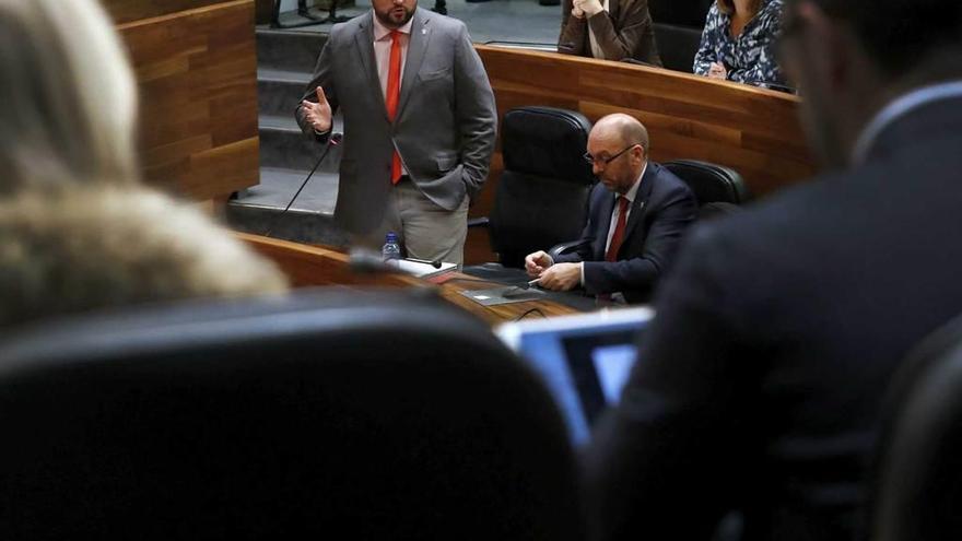 Adrián Barbón, junto a Juan Cofiño, durante el Pleno de ayer en la Junta.