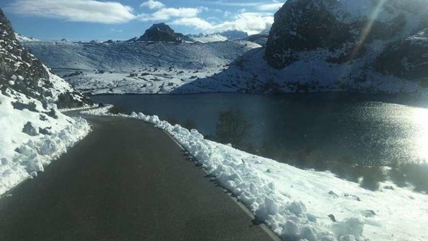 La carretera de Covadonga a los Lagos, al llegar al Enol, despejada de nieve.