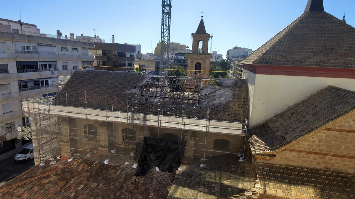 Aspecto de la cubierta en obras de la que se ha desplomado una parte del material de cañizo