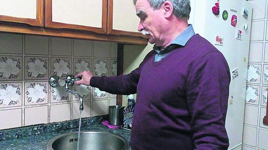 Ángel Fernández-Peña, comprobando ayer que el agua salía del grifo de su casa.
