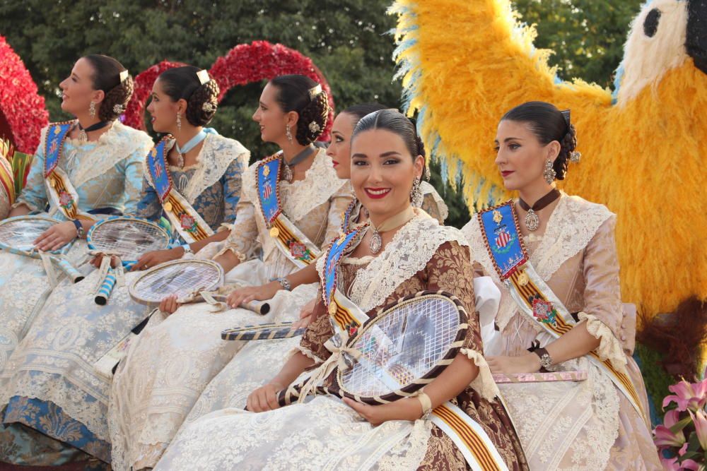 Tres generaciones de falleras en la Batalla de Flores