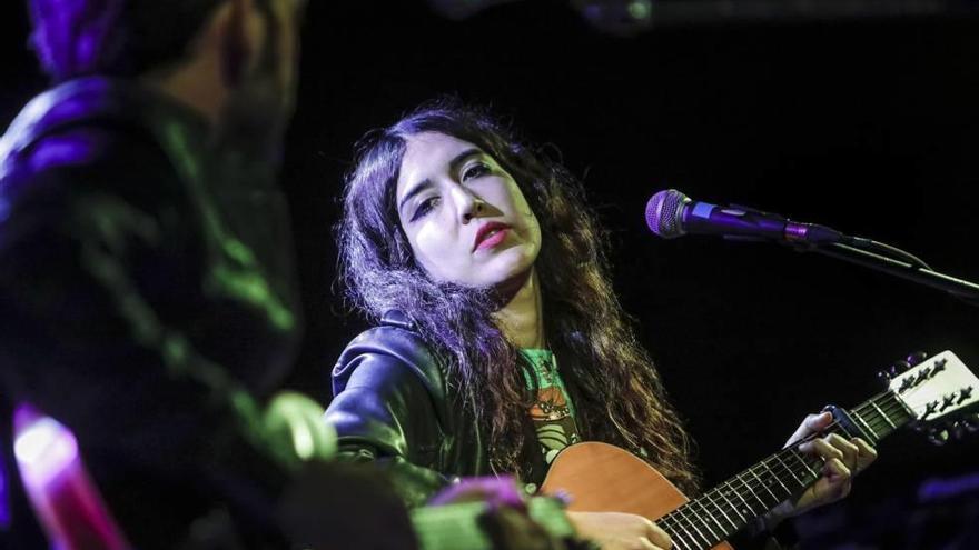 La cantante malagueña Anni B Sweet en el patio de la Misericordia.