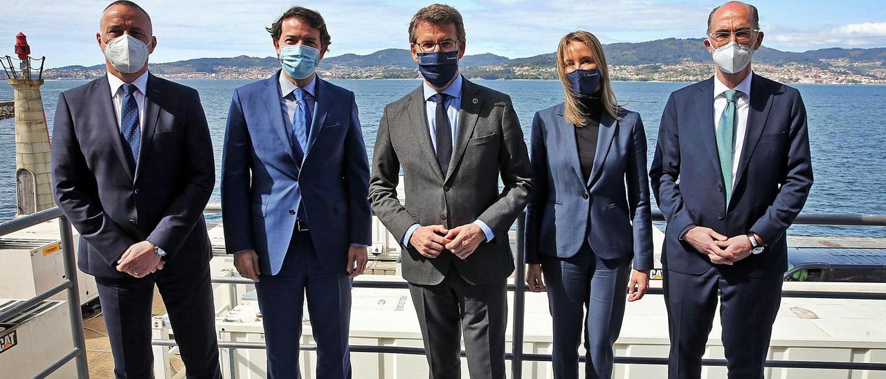 Cebreiros, Fernández Mañueco, Núñez Feijóo, Fernández-Tapias y Vázquez Almuiña, ayer, tras el foro CoLogistics celebrado en el puerto de Vigo. |   // FOTOS: MARTA G. BREA