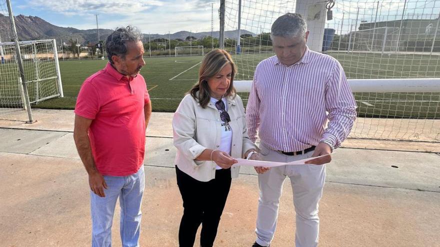 La alcaldesa, el concejal y el técnico de deportes, en la Carrerasa. | EVA BELLIDO