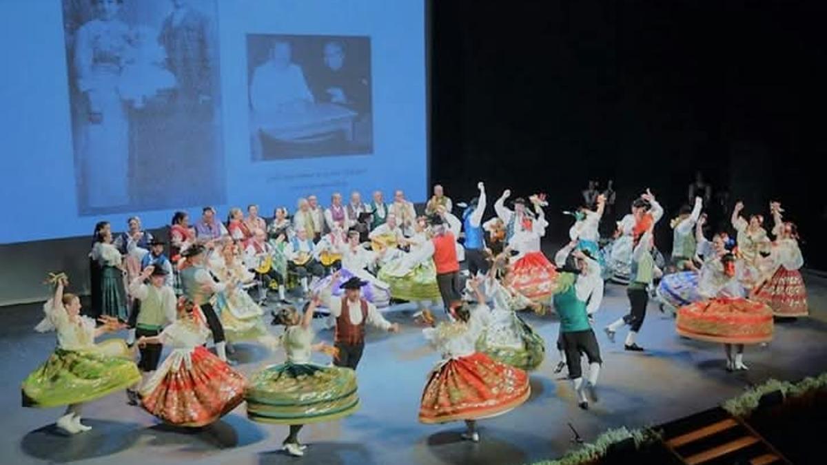 El Grupo de Coros y Danzas de la Peña La Crilla, en una actuación.