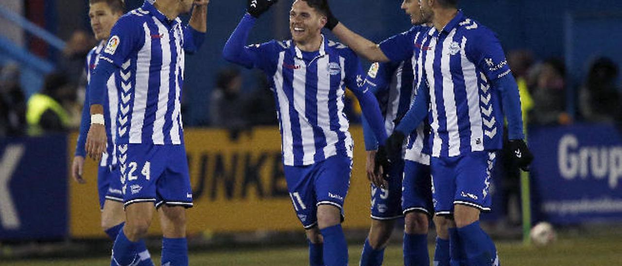 Ibai Gómez, en el centro de la imagen, celebra un gol con Feddal (dorsal 24) y el resto del equipo.