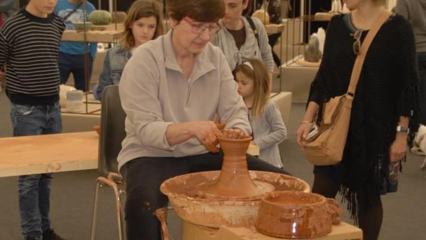 Exhibición de torno a cargo de un artesano.