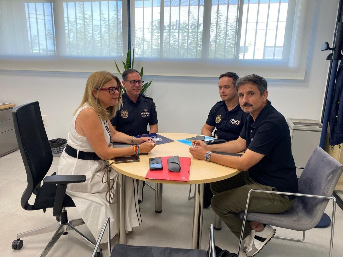 Imatge de la reunió que han mantingut la regidora de Seguretat d'Almassora, Silvana Rovira; i el seu homòleg en Vila-real, Toni Marín, amb responsables de les policies locals d'ambdós municipis.