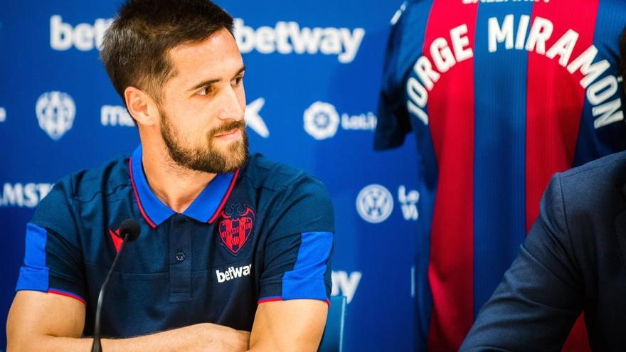 Jorge Miramón, durante su presentación hoy en el Ciutat de Valencia.