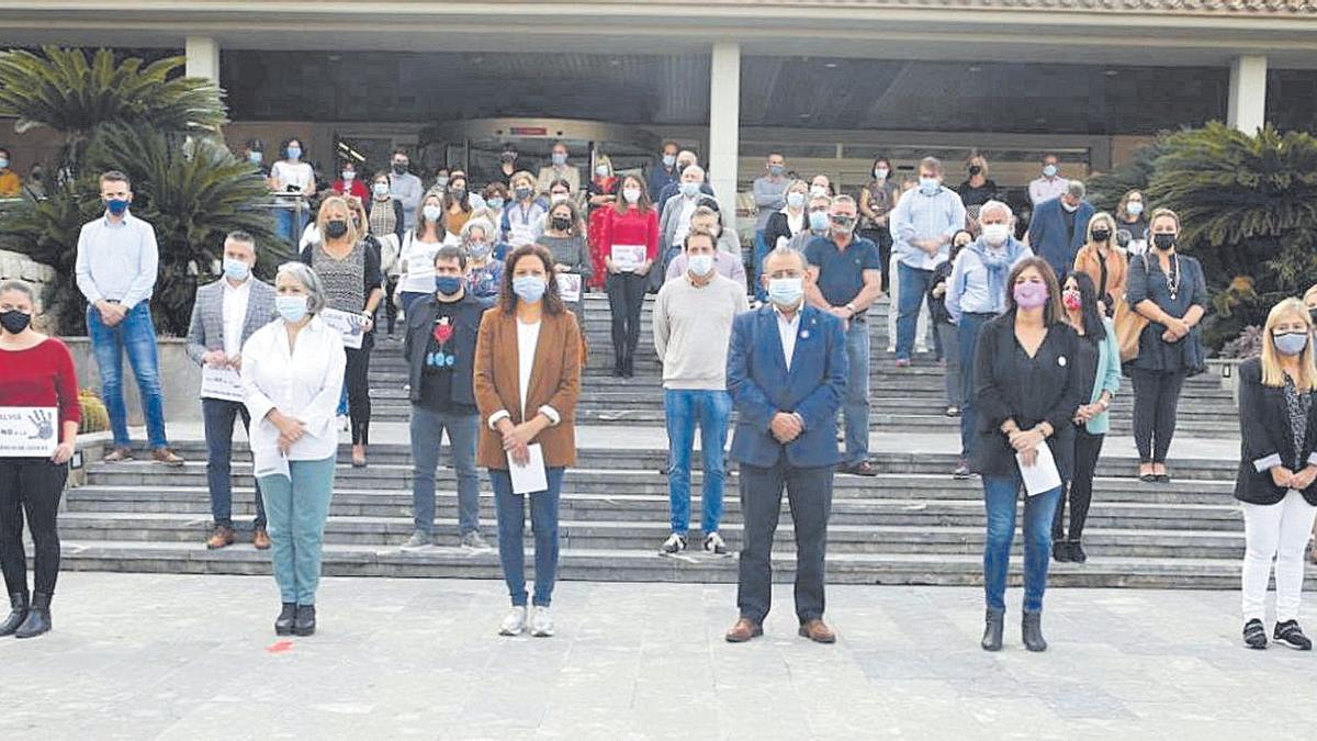 Minuto de silencio ante la sede del IBDona en Palma.