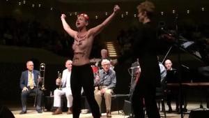 Activistas de Femen irrumpen en el concierto de Woody Allen.