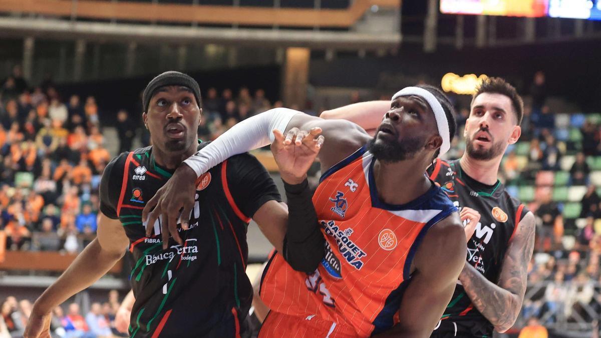 Mus Barro pugna por el rebote con dos jugadores del Palma en el último partido del Leyma en el Coliseum.