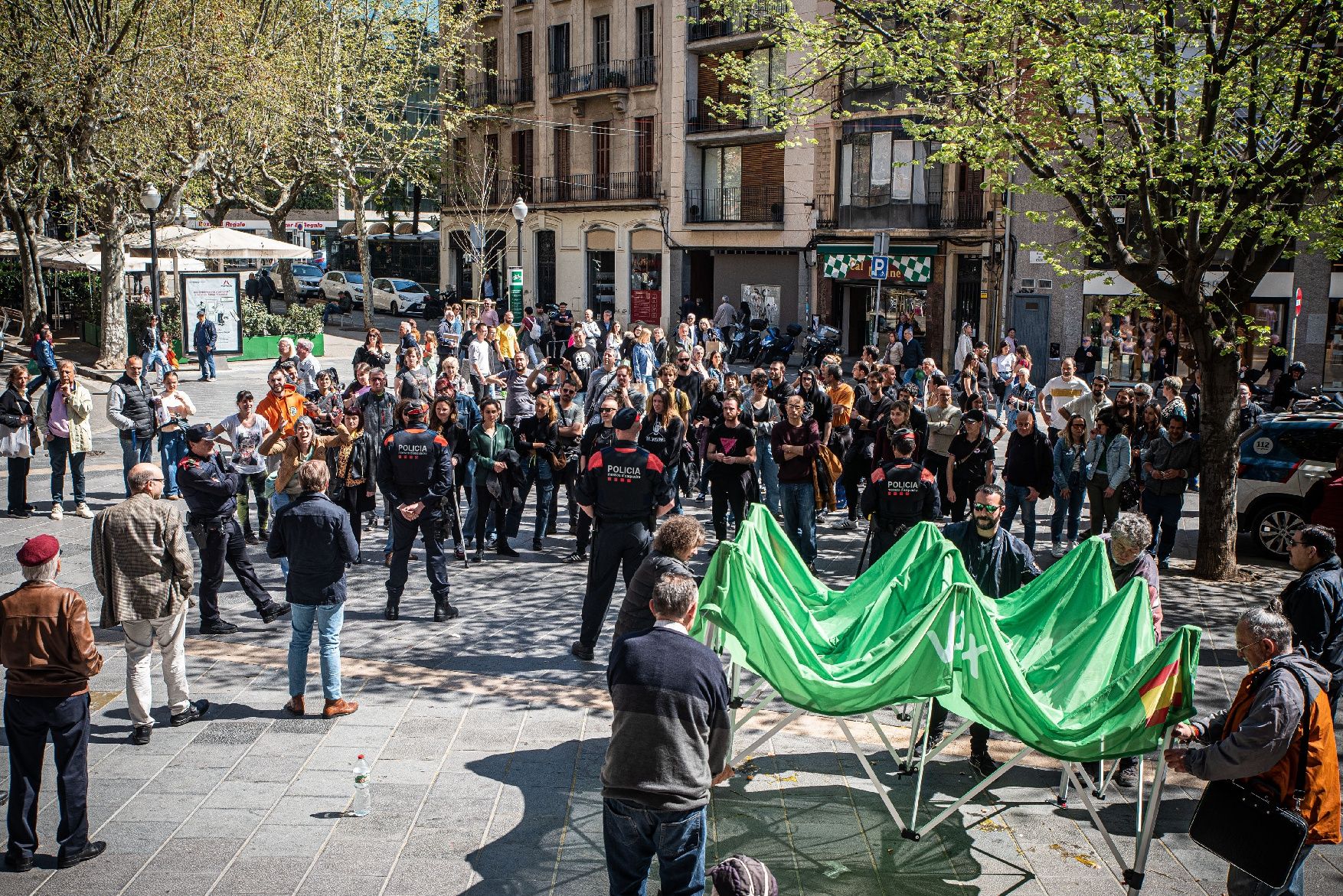 Antifeixistes protesten en l'acte de campanya de Vox a Cris Rei