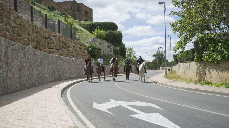 Un grupo de caballistas camino del parque de la estación.