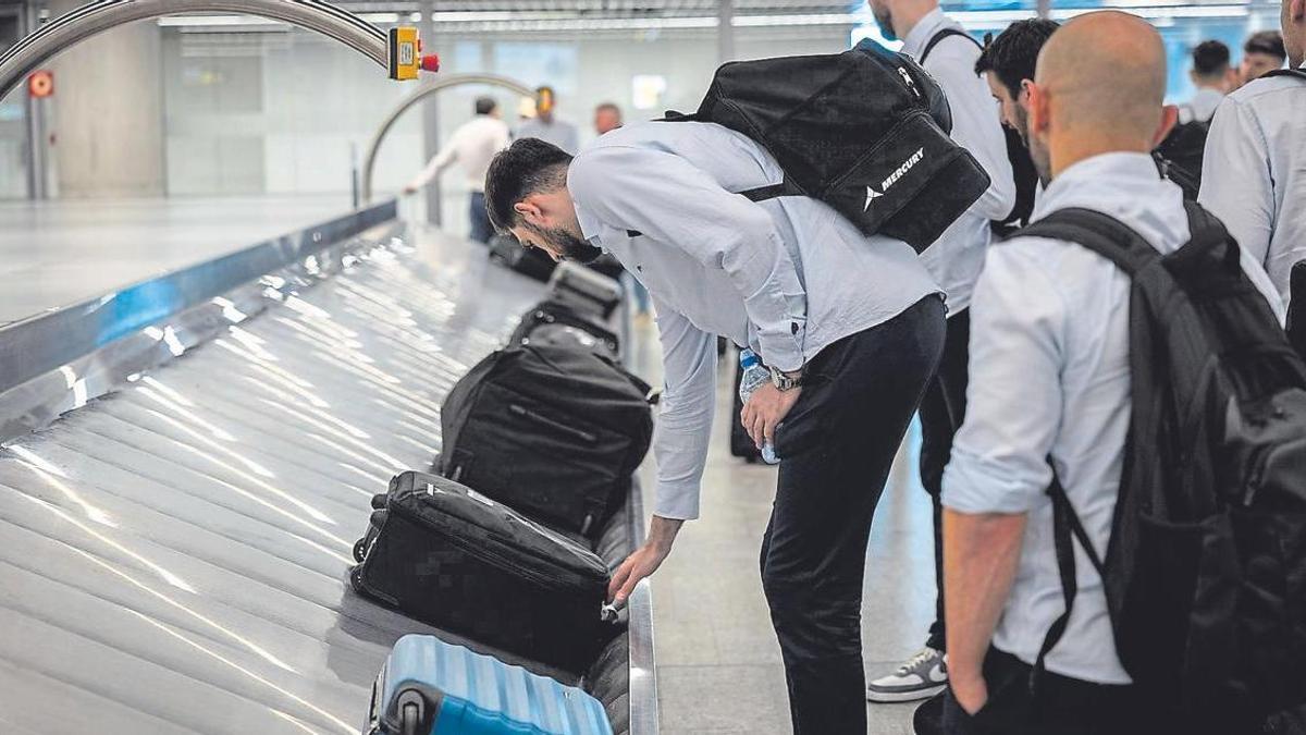 Jaime Fernández recoge su maleta de la cinta del aeropuerto de Zaragoza.