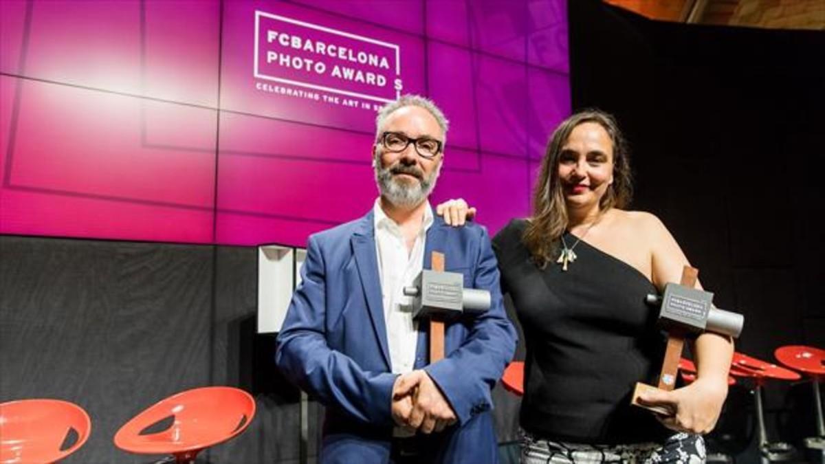 El escocés Craig Easton y la alicantina Cristina de Middel, ganadores de los FC Barcelona Photo Awards.