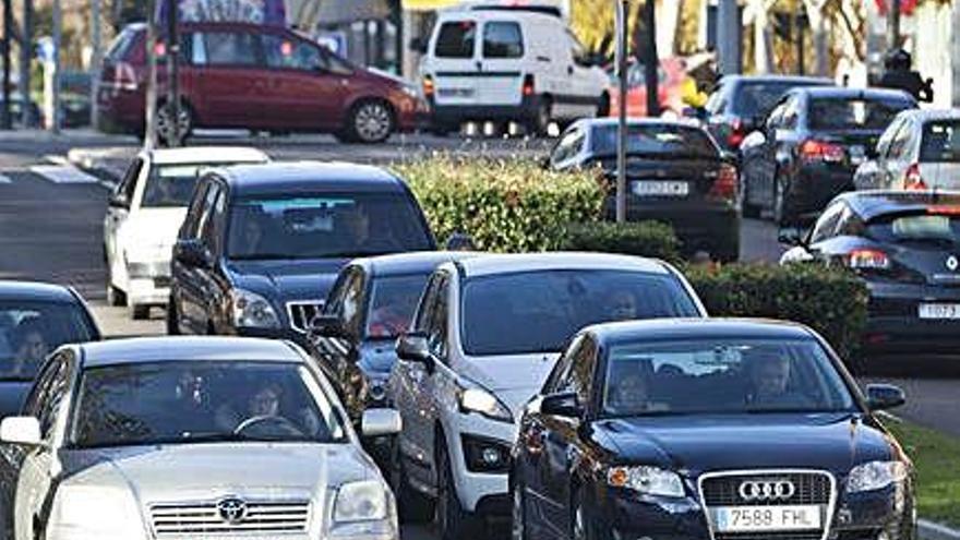 Coches circulan por la capital.