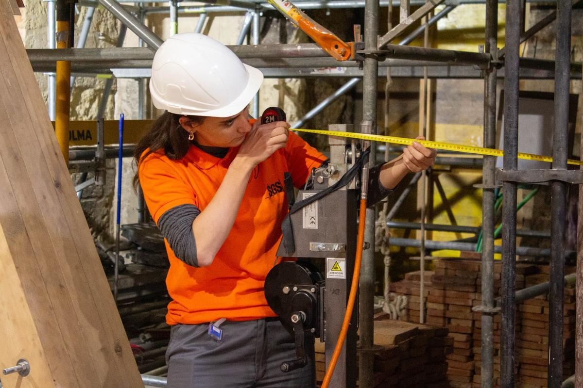 Trabajos de un equipo de especialistas sobre la zona en la que se acometerá la segunda parte del proyecto de restauración de la Mezquita-Catedral de Córdoba, tras el incendio de agosto de 2025.