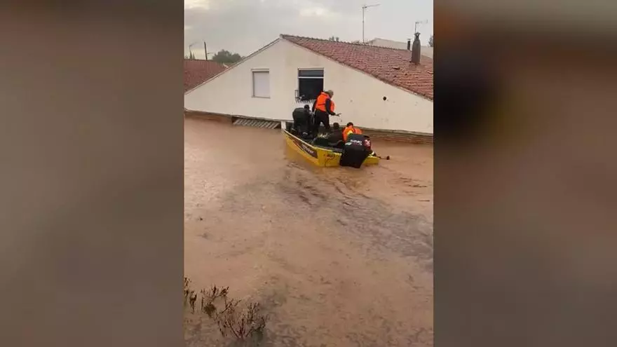 La UME rescata a los vecinos de Utiel en barcas